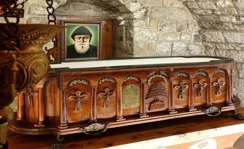 امام اندهاش الاطباء شُفِيت "دنيا" : رَشَح وعاء تراب مار شربل زيتا .. إليكم التفاصيل